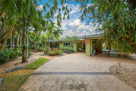 House in Miami, Florida 7 bedrooms, 378.3 sq.m. № 1764305 - photo 3