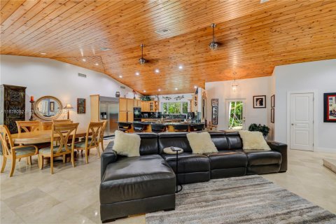 House in Miami, Florida 7 bedrooms, 378.3 sq.m. № 1764305 - photo 14