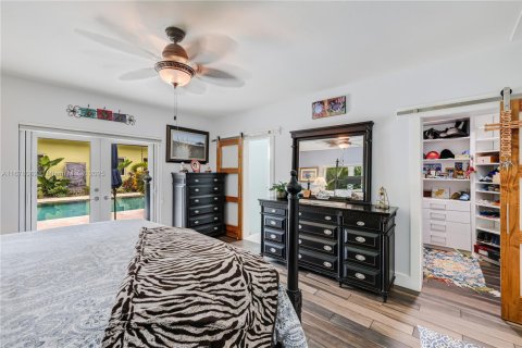 House in Miami, Florida 7 bedrooms, 378.3 sq.m. № 1764305 - photo 29