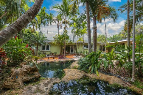 House in Miami, Florida 7 bedrooms, 378.3 sq.m. № 1764305 - photo 5