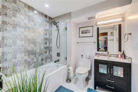 House in Miami, Florida 7 bedrooms, 378.3 sq.m. № 1764305 - photo 24