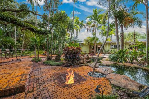 House in Miami, Florida 7 bedrooms, 378.3 sq.m. № 1764305 - photo 6