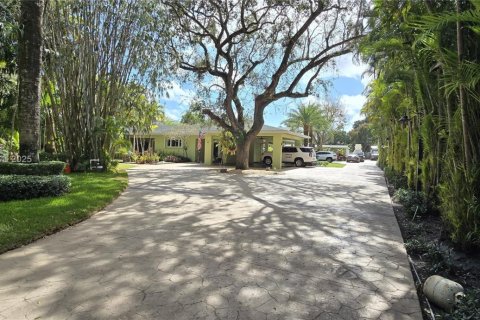 House in Miami, Florida 7 bedrooms, 378.3 sq.m. № 1764305 - photo 1