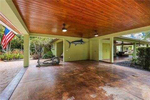 House in Miami, Florida 7 bedrooms, 378.3 sq.m. № 1764305 - photo 10