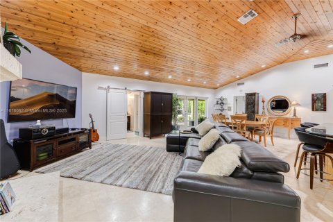 House in Miami, Florida 7 bedrooms, 378.3 sq.m. № 1764305 - photo 12