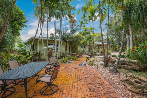 House in Miami, Florida 7 bedrooms, 378.3 sq.m. № 1764305 - photo 9