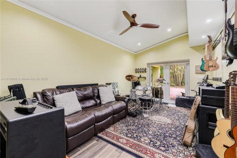 House in Miami, Florida 7 bedrooms, 378.3 sq.m. № 1764305 - photo 25