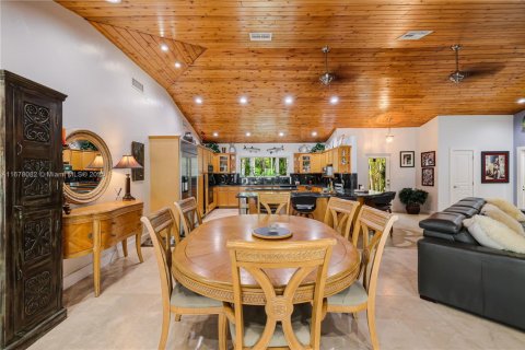 House in Miami, Florida 7 bedrooms, 378.3 sq.m. № 1764305 - photo 16