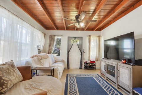 Villa ou maison à vendre à West Palm Beach, Floride: 2 chambres, 75.44 m2 № 2413396 - photo 8