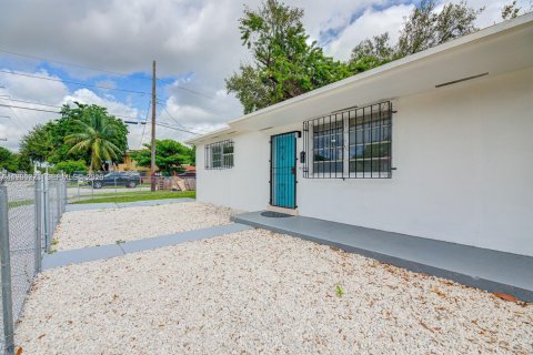 Снять в аренду виллу или дом в Майами, Флорида 2 спальни, 74.32м2, № 2027656 - фото 3