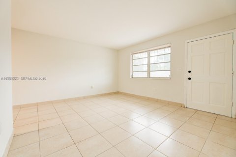 Снять в аренду виллу или дом в Майами, Флорида 2 спальни, 74.32м2, № 2027656 - фото 7
