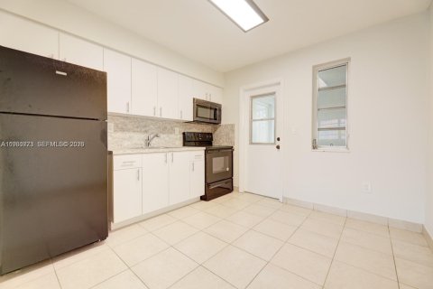 Снять в аренду виллу или дом в Майами, Флорида 2 спальни, 74.32м2, № 2027656 - фото 14