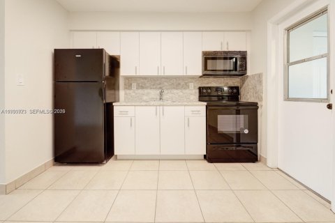 Снять в аренду виллу или дом в Майами, Флорида 2 спальни, 74.32м2, № 2027656 - фото 13