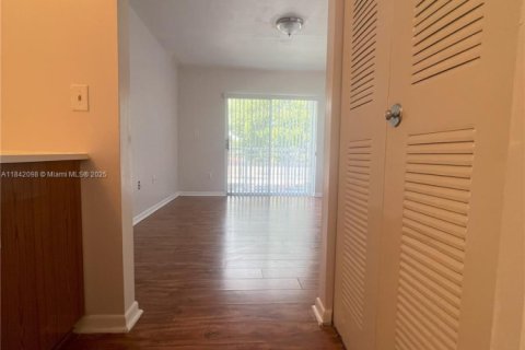 Condominio en alquiler en Cutler Bay, Florida, 2 dormitorios № 1834037 - foto 9