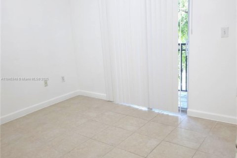 Снять в аренду таунхаус в Майами, Флорида 3 спальни, 155.33м2, № 1962874 - фото 21