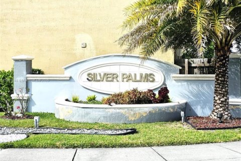 Снять в аренду таунхаус в Майами, Флорида 3 спальни, 155.33м2, № 1962874 - фото 1