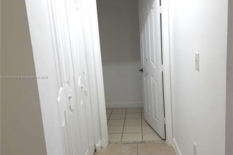 Снять в аренду таунхаус в Майами, Флорида 3 спальни, 155.33м2, № 1962874 - фото 8