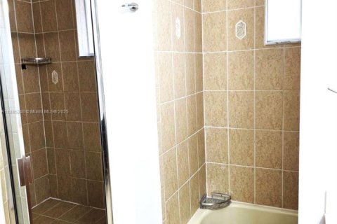 Снять в аренду таунхаус в Майами, Флорида 3 спальни, 155.33м2, № 1962874 - фото 15