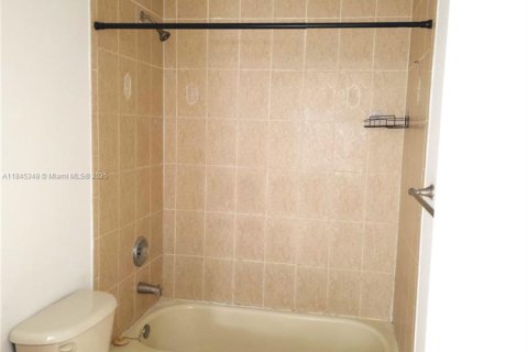 Снять в аренду таунхаус в Майами, Флорида 3 спальни, 155.33м2, № 1962874 - фото 22