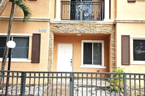 Снять в аренду таунхаус в Майами, Флорида 3 спальни, 155.33м2, № 1962874 - фото 4