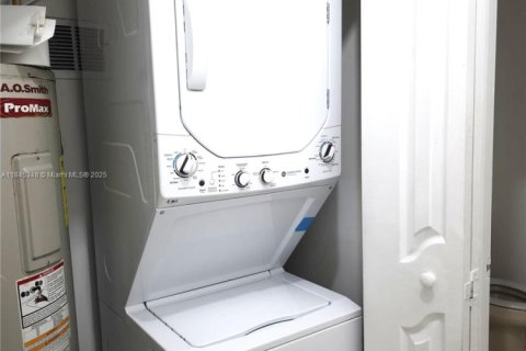 Снять в аренду таунхаус в Майами, Флорида 3 спальни, 155.33м2, № 1962874 - фото 9