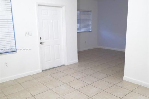 Снять в аренду таунхаус в Майами, Флорида 3 спальни, 155.33м2, № 1962874 - фото 13