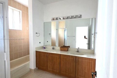 Снять в аренду таунхаус в Майами, Флорида 3 спальни, 155.33м2, № 1962874 - фото 25