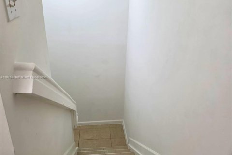 Снять в аренду таунхаус в Майами, Флорида 3 спальни, 155.33м2, № 1962874 - фото 11