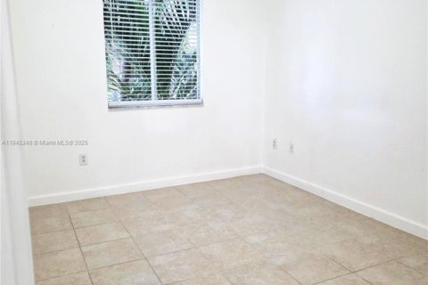 Снять в аренду таунхаус в Майами, Флорида 3 спальни, 155.33м2, № 1962874 - фото 20