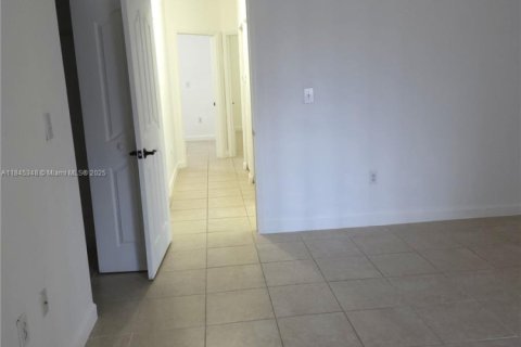 Снять в аренду таунхаус в Майами, Флорида 3 спальни, 155.33м2, № 1962874 - фото 16