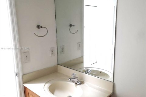 Снять в аренду таунхаус в Майами, Флорида 3 спальни, 155.33м2, № 1962874 - фото 23