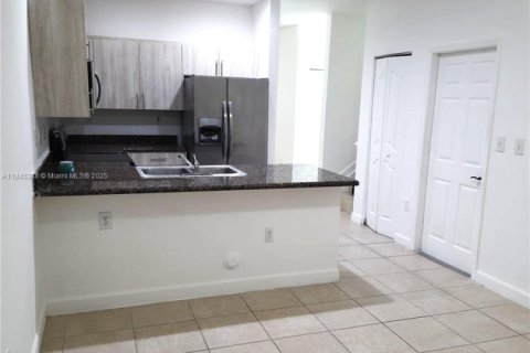 Снять в аренду таунхаус в Майами, Флорида 3 спальни, 155.33м2, № 1962874 - фото 7