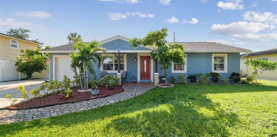 House in Tampa, Florida 3 bedrooms, 110.46 sq.m. № 1884121
