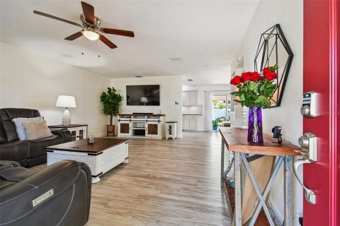 House in Tampa, Florida 3 bedrooms, 110.46 sq.m. № 1884121 - photo 3