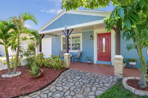 House in Tampa, Florida 3 bedrooms, 110.46 sq.m. № 1884121 - photo 2