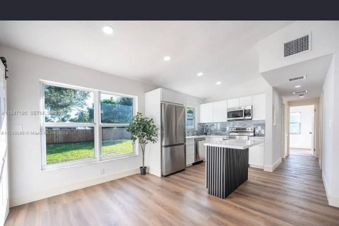 Снять в аренду виллу или дом в Форт-Лодердейл, Флорида 3 спальни, 82.5м2, № 2003635 - фото 4