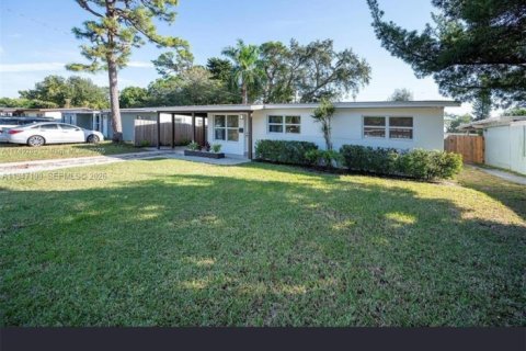 Снять в аренду виллу или дом в Форт-Лодердейл, Флорида 3 спальни, 82.5м2, № 2003635 - фото 2