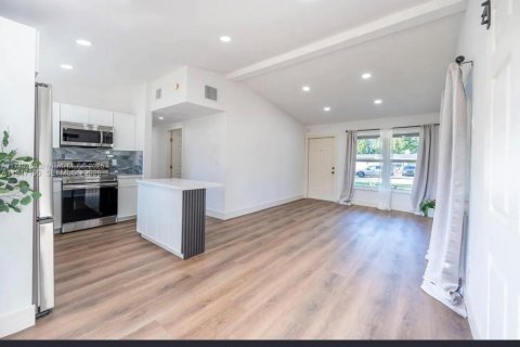 Снять в аренду виллу или дом в Форт-Лодердейл, Флорида 3 спальни, 82.5м2, № 2003635 - фото 3