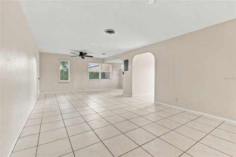 Immobilier commercial à vendre à Punta Gorda, Floride: 4 chambres, 209.03 m2 № 2385756 - photo 13