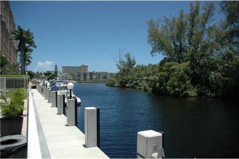 Condo in Pompano Beach, Florida, 2 bedrooms  № 1033907 - photo 1