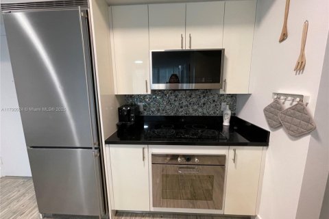 Copropriété à louer à Miami, Floride: 2 chambres, 103.12 m2 № 1981625 - photo 3