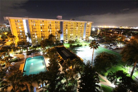 Condo in Miami, Florida, 1 bedroom  № 1998271 - photo 30