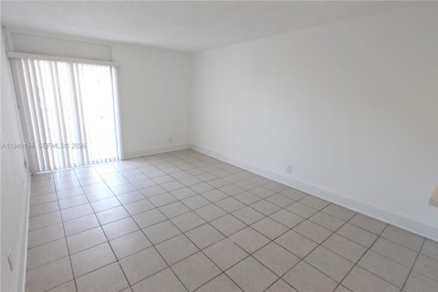 Condo in Miami, Florida, 1 bedroom  № 1998271 - photo 8