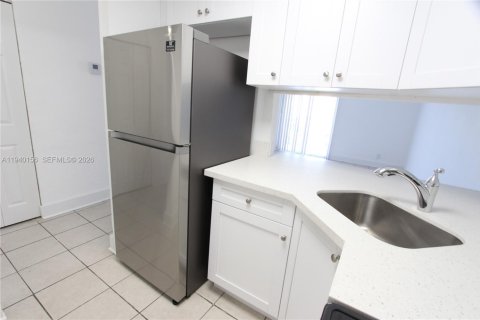 Condo in Miami, Florida, 1 bedroom  № 1998271 - photo 6