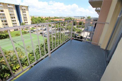 Condo in Miami, Florida, 1 bedroom  № 1998271 - photo 11