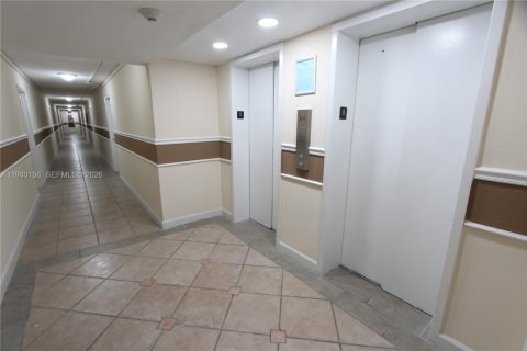Condo in Miami, Florida, 1 bedroom  № 1998271 - photo 17