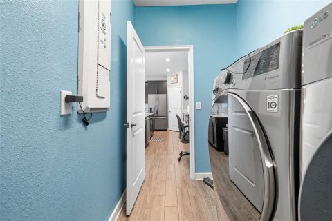 Casa en venta en Orlando, Florida, 5 dormitorios, 245.08 m2 № 1914914 - foto 27