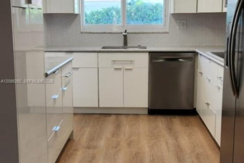 Townhouse in North Miami, Florida 2 bedrooms, 143.81 sq.m. № 2353584 - photo 5