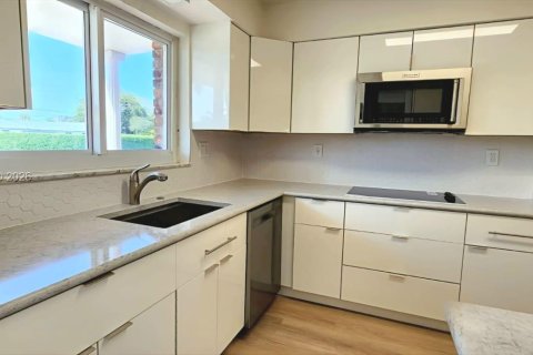 Townhouse in North Miami, Florida 2 bedrooms, 143.81 sq.m. № 2353584 - photo 4