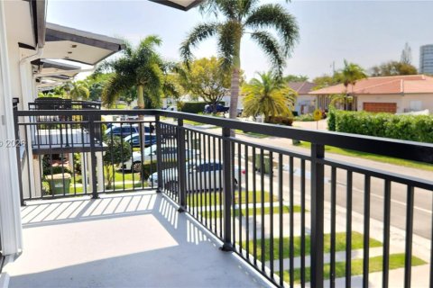 Townhouse in North Miami, Florida 2 bedrooms, 143.81 sq.m. № 2353584 - photo 13